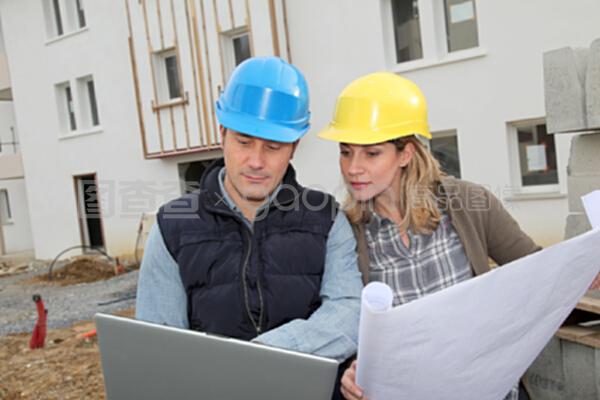建筑师和工程师在建筑工地上寻找计划